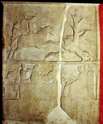 Stelenrelief, das eine Wildschweinjagd darstellt (Stein)