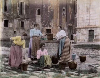 Straßenszene auf dem Campo San Pietro im Stadtteil Castello, Frauen treffen sich am Brunnen, Venedig. 19. Jahrhundert