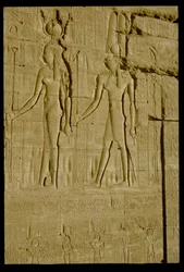 Versenktes Relief mit Darstellung von Hathor und Horus