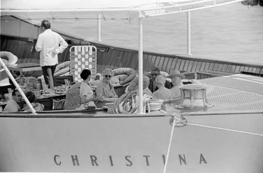 Der Schiffbauer Aristoteles Onassis und der Staatsmann Winston Churchill mit seiner Frau auf der Yacht „Christina“ in Venedig - 1960