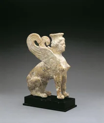 Terrakottafigur einer Sphinx, aus Süditalien, griechisch, spätes 5. - frühes 4. Jahrhundert v. Chr.