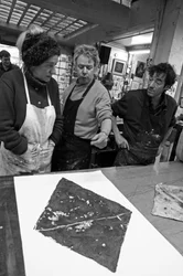 Todd Narbey, neuseeländischer Maler, Annie-Paule Thorel, französische Malerin, Nicolas du Mesnil du Buisson, Mitbegründer der Pasnic-Gravierwerkstatt, Pascal Gauvard, Mitbegründer der Pasnic-Gravierwerkstatt. Analyse eines Drucks. Pasnic-Gravierwerkstatt i