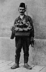 Türkei. Orientalischer Autolycus verkauft seine Waren auf dem Marktplatz. 1920