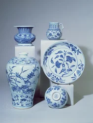 Vase, Schale, Teller und zwei kleine Vasen, Ming