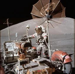 Ansicht von Astronaut Eugene Cernan neben dem Mondfahrzeug während des EVA