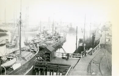 Blick auf den Blyth-Hafen stromabwärts mit vielen Schiffen, die auf das Laden warten