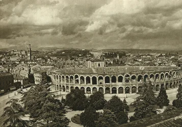 Ansicht der Arenen, des römischen Amphitheaters und der Stadt Verona im Jahr 1925