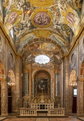 Ansicht des Innenraums mit Fresken und dem Hauptaltar, Kirche von Nunziatina, Todi, Umbrien, Italien