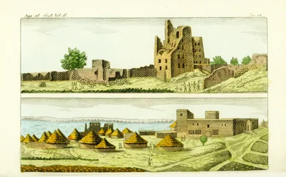 Ansicht der Moschee und Häuser in Sennar, Sudan (unten), und die Ruinen des Hauses des Funj-Königs von Sennar (oben) am Blauen Nil