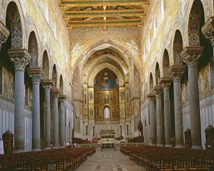 Blick auf das Kirchenschiff der Kathedrale von Monreale, Sizilien