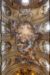 Blick auf das Gewölbe des Kirchenschiffs mit "Der Triumph im Namen Jesu"