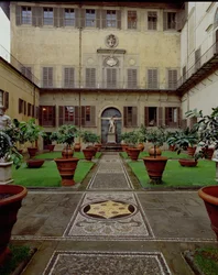 Blick auf den ummauerten Garten mit Mosaikpflaster, dekoriert mit dem Wappen der Medici