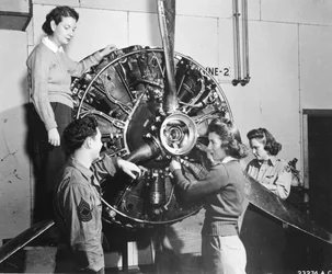Wespen lernen, woher die Kraft im B-17 Flying Fortress-Motor kommt, während sie an der B-17-Pilotenausbildung auf dem Lockbourne AAB teilnehmen. Sie arbeiten am Propellermechanismus, während ein Crew-Chief zusieht. Sie sind (v.l.n.r.): Patricia Bowser, Ann