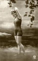 Frau in Badeanzügen, ca. frühe 1900er (Postkarte)