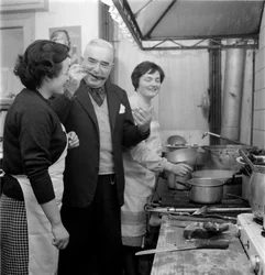 Schriftsteller Giovanni Comisso in seinem Haus in Treviso (er probiert ein Gericht in der Küche) - 1962