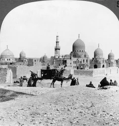 Ein Wüstenschiff passiert Gräber vergangener muslimischer Herrscher, Kairo, Ägypten, 1905