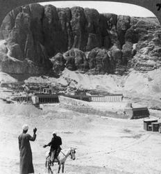 Jahrhunderte lang begraben - Kolonnaden-Terrassen des Tempels in Der-el-Bahri, Theben, Ägypten, 1905