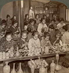 Fabrikmädchen dekorieren billige Keramik für den Exportmarkt, Kyoto, Japan, 1904