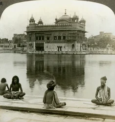 Fakire in Amritsar, Blick nach Süden über den Heiligen Teich zum Goldenen Tempel, Indien, um 1900