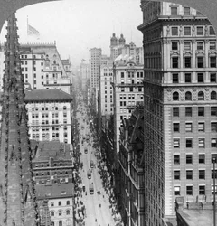 Vom Empire-Gebäude vorbei an der Trinity Church die Broadway hinauf