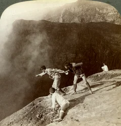 Durch schwefelhaltige Dämpfe in die Kratertiefen blicken, Aso-San, Japan, 1904