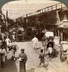 Hochsommerverkehr unter den Markisen von Shijo Bashidori, einer belebten Durchgangsstraße von Kyoto, Japan