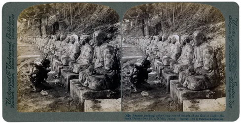 Bauer betet vor einer Reihe von Statuen des Lichtgottes, Daiya-Fluss, Nikko, Japan, 1904