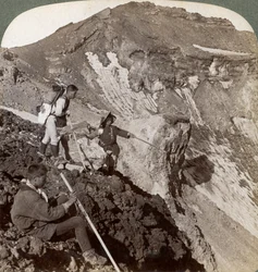 Blick vom lavaüberzogenen Rand in den Krater des Mount Fuji, Japan, 1904