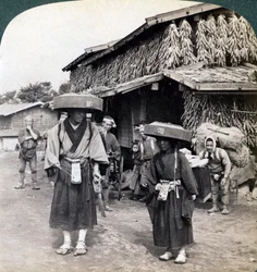 Pilgerbettler, die kleine Gongs schlagen, in der Nähe des Kawaguchi-Sees, Japan