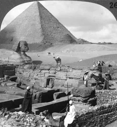 Ruinen des Granittempels, die Sphinx und die Große Pyramide, Ägypten, 1905