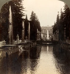 Die Allee der Brunnen, Kaiserpalast von Peterhof, Russland
