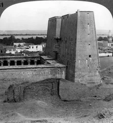 Das Pylon und der Hof des Tempels von Horus in Edfu, Ägypten, 1900