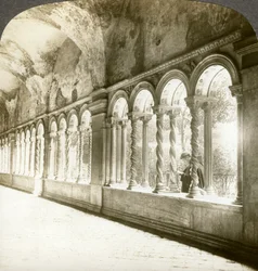 Gedrehte Säulen im Kreuzgang, Basilika St. Paul vor den Mauern, Rom, Italien