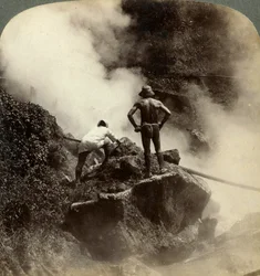 Beobachtung eines Dampfausbruchs und kochenden Schlamms auf halber Höhe des Vulkans Aso-san, Japan, 1904