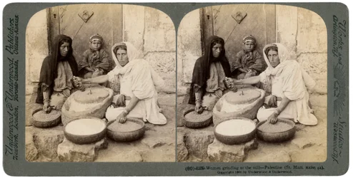 Frauen mahlen in der Mühle, Palästina, 1900