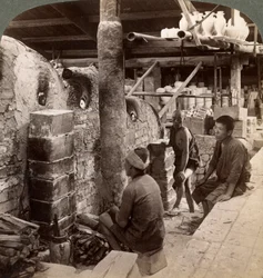 Arbeiter beobachten Öfen voller Awata-Porzellan, Kinkosan-Werke, Kyoto, Japan, 1904