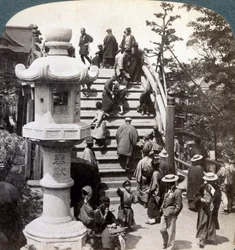 Gläubige überqueren die halbkreisförmige Brücke zum Kameido-Tempel dahinter, Blick nach Norden, Tokio, Japan