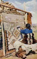 Arizona. Im Herzen der Wüste von Arizona werden Navajo-Decken gewebt, deren Schönheit und Nützlichkeit viele Kunden anziehen. 1920