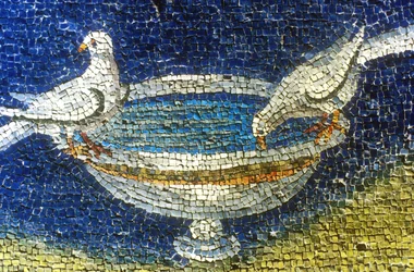 Tauben trinken: Mosaik im Mausoleum Galla Placidia (390-450) in Ravenna, Italien, (5. Jahrhundert, frühchristliche Kunst) Foto von 1990
