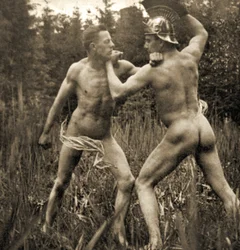 Kampfpose mit einem römischen Helm, ca. 1910