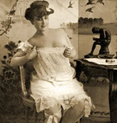 Junge Frau zeigt ein Spitzenhemd, ca. 1900