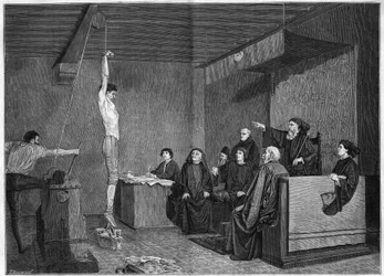 Ein Gericht im 15. Jahrhundert - Verhör. Der Verhörte wird mit Gewichten an den Füßen aufgehängt. Stich nach dem Gemälde von Adolphe Steinheil (1850-1908), ausgestellt im Salon von 1875.