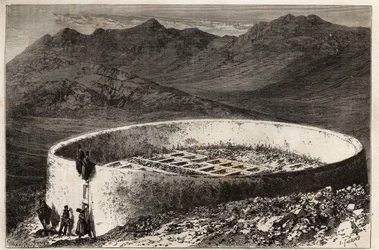 Ein Guebra (oder Zoroastrischer) Friedhof in der Nähe von Teheran (Iran), in Form eines großen Turms mit einem Umfang von 60 Metern und einer Höhe von 5 Metern; das Innere ist in gemauerte Boxen angeordnet, jede dient als Eingang zu den Gewölben oder Knoch