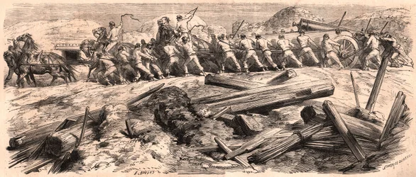 Zwischen den Ruinen, ein Team von sechs Pferden zieht ein schweres Artilleriegeschütz, eine Gruppe von Soldaten begleitet die Kanone, während zwei andere die Pferde mit Peitschen führen
