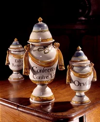 Apothekertöpfe aus Fayence. 17. Jahrhundert