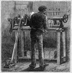 Anwendung von Faure-Batterien: Drehbank eines Handwerkers, betrieben durch den Akkumulator. Gravur in „Le Monde Illustré“.