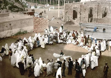 Arabische Jongleure in Algier. Photochrom ca. 1895.