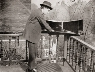 Archibald Montgomery Low mit dem Audiometer, aus Master Minds of Modern Science, veröffentlicht 1930