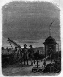 Astronomen beobachten mit ihren astronomischen Gläsern den Planeten Merkur am Himmel von Paris, 17. Februar