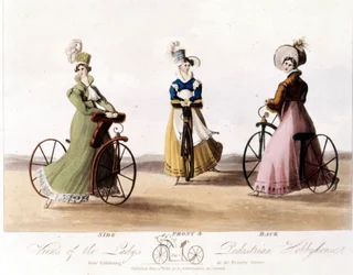 Fahrrad für Frauen von vorne, Seite und hinten. Dies ist das Modell, das von Baron von Drais erfunden wurde: die Draisine. Es war aus Holz und hatte noch keine Pedale. Farblithografie von 1819